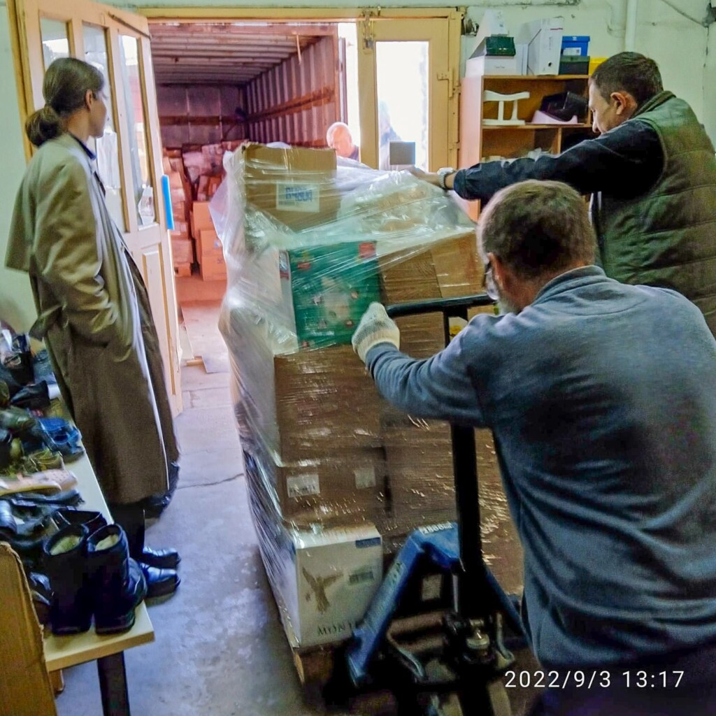 Тверская епархия отправила 5 тонн гуманитарной помощи для прихожан разрушенного храма в Лисичанске