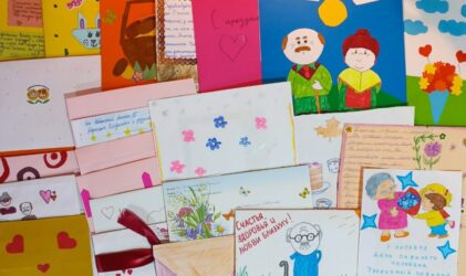 Письма и сладости получили постояльцы Тверского геронтологического центра к Дню пожилого человека