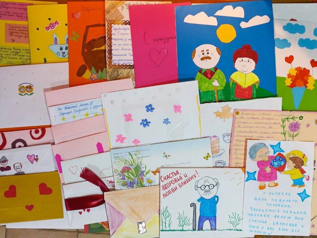 Письма и сладости получили постояльцы Тверского геронтологического центра к Дню пожилого человека