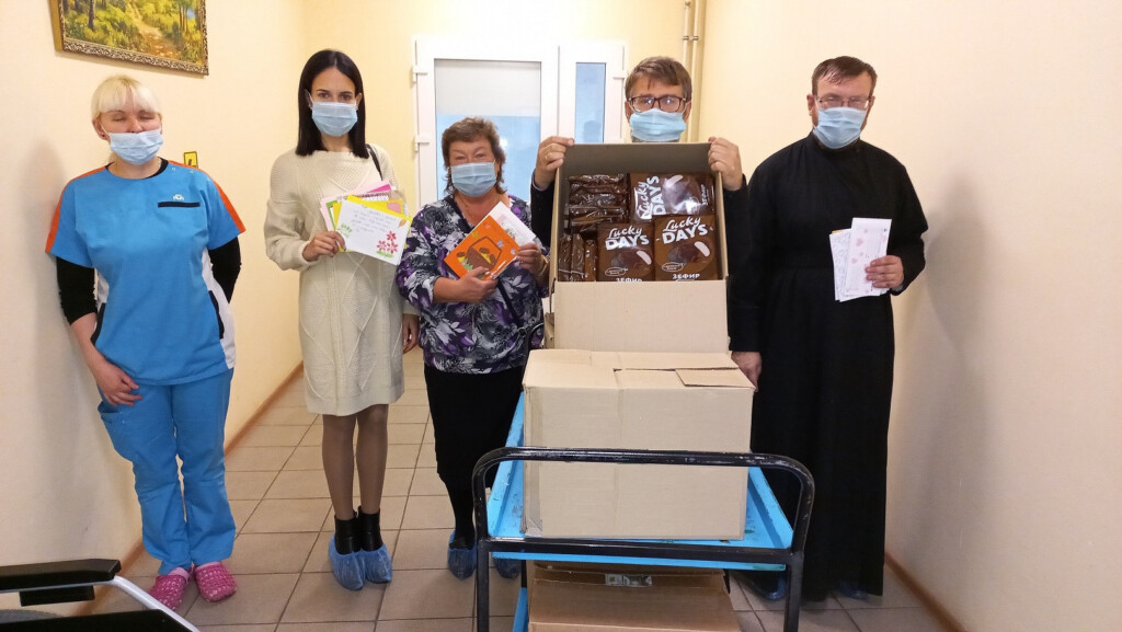 В Твери пожилым людям подарили детские письма и сладости