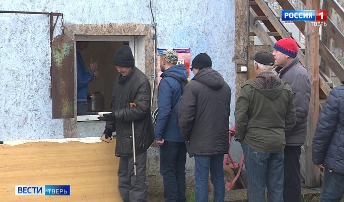 В тверском храме нуждающихся бесплатно кормят горячими обедами