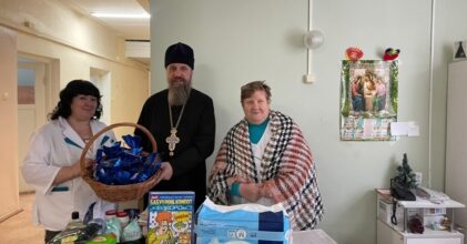 Священник поздравил с праздником пациентов паллиативного отделения