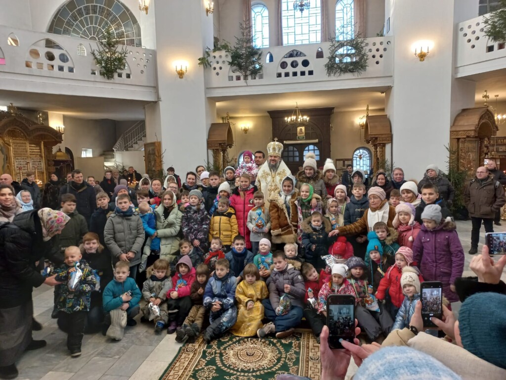 В Воскресенском соборе г. Твери митрополит Тверской и Кашинский Амвросий вручил детям подарки, собранные в рамках акции «Дари радость на Рождество»