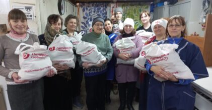 Около трех тонн продуктов расфасовали добровольцы для нуждающихся семей