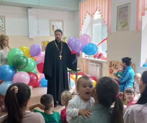 Летние дни Отдела социального служения начались с праздничных поздравлений к Дню защиты детей
