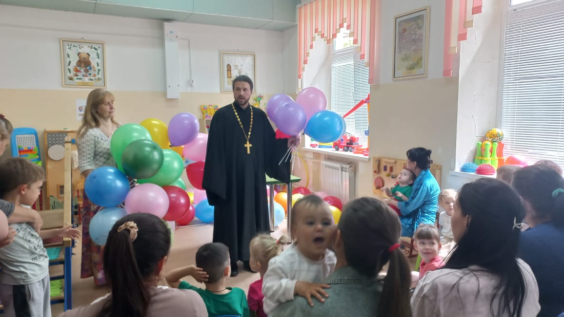 Летние дни Отдела социального служения начались с праздничных поздравлений к Дню защиты детей