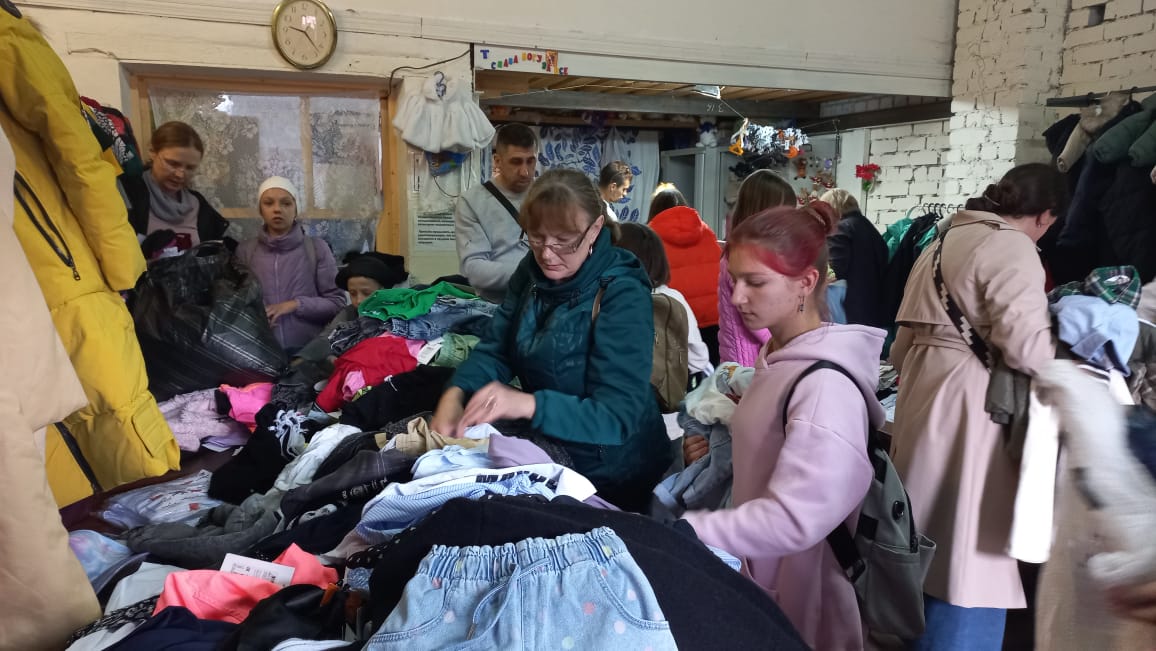 В рамках благотворительной акции 142 тверские семьи получили новую одежду и обувь
