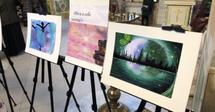 В тверском храме «Неупиваемая Чаша» открылась выставка картин парализованной девушки Роксаны Богдановой (Шуваловой) «Носи в себе солнце»