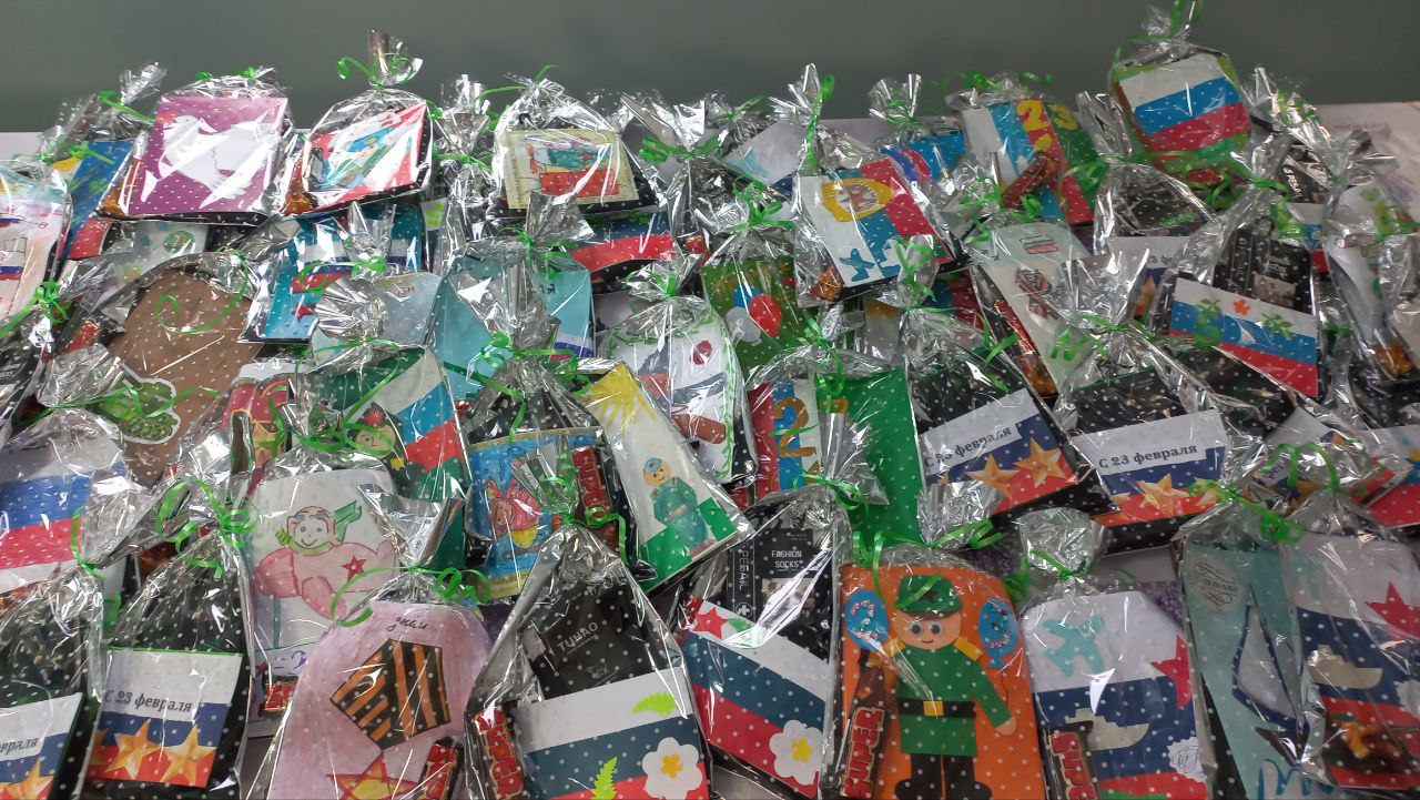 Военнослужащих, проходящих лечение в тверском госпитале, поздравили с Днём Защитника Отечества