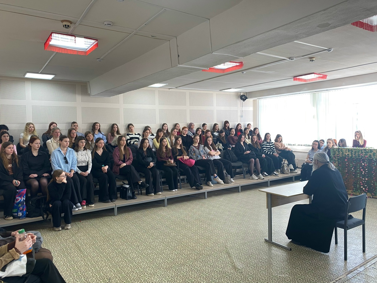 Беседы священника со студентами прошли в Тверских колледжах