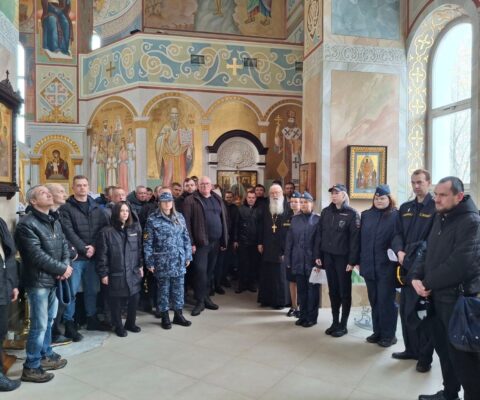 Условно осужденные помогли в уборке прихрамовой территории