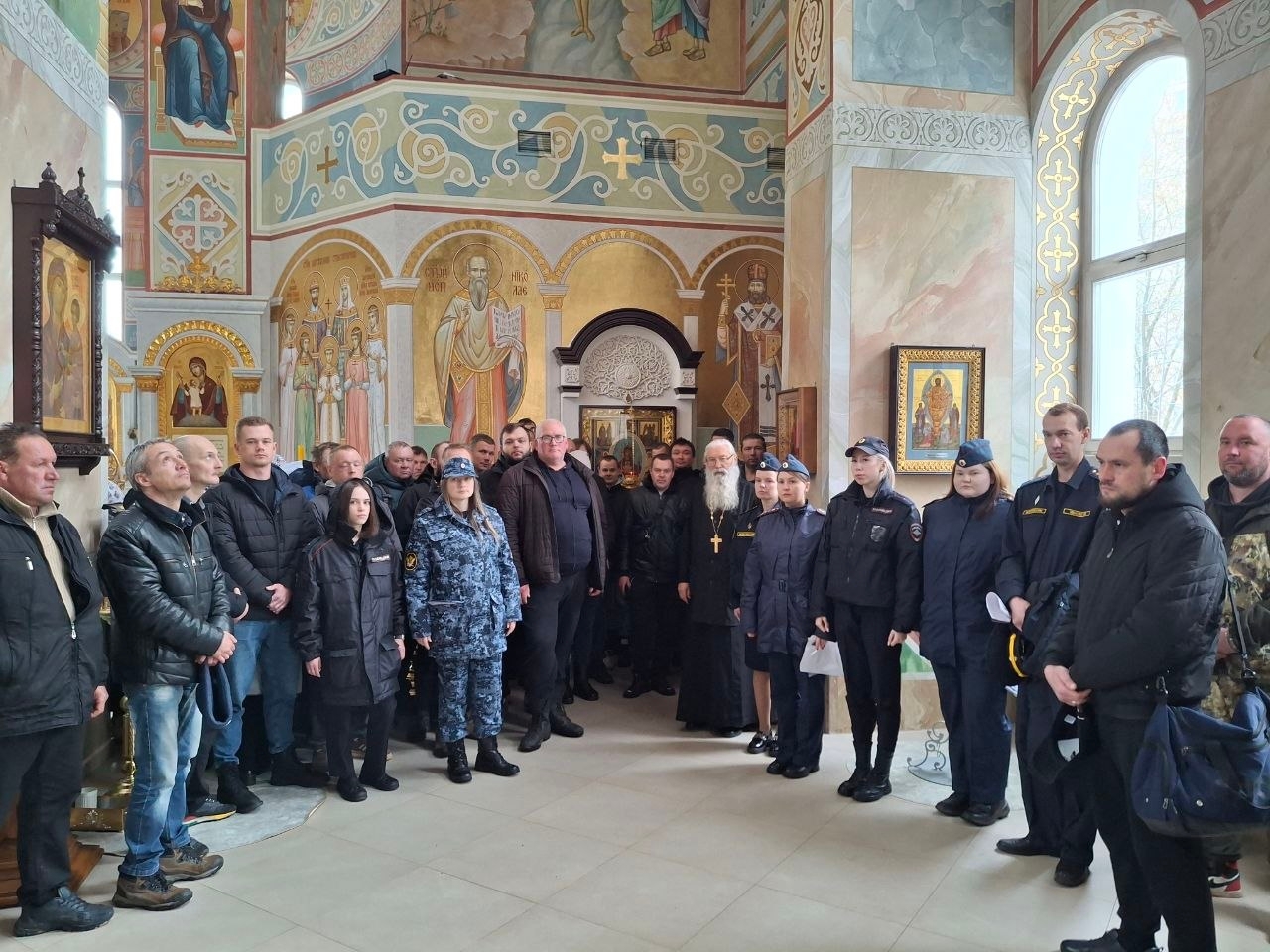 Условно осужденные помогли в уборке прихрамовой территории