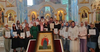 В храме в честь иконы Богородицы «Неупиваемая Чаща» наградили парикмахеров-добровольцев движения «Парикмахер добра»
