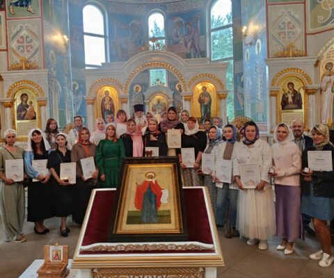 В храме в честь иконы Богородицы «Неупиваемая Чаща» наградили парикмахеров-добровольцев движения «Парикмахер добра»