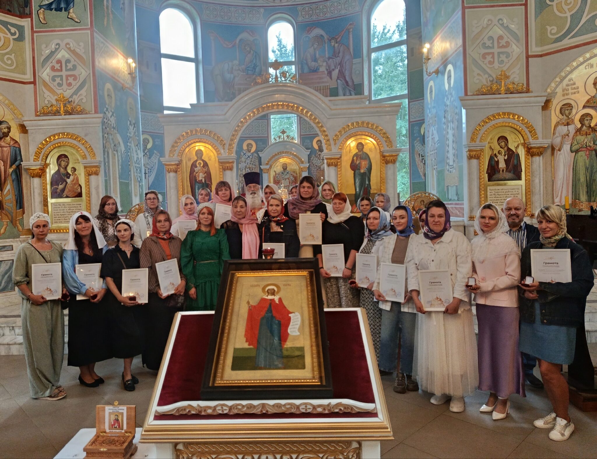В храме в честь иконы Богородицы «Неупиваемая Чаща» наградили парикмахеров-добровольцев движения «Парикмахер добра»